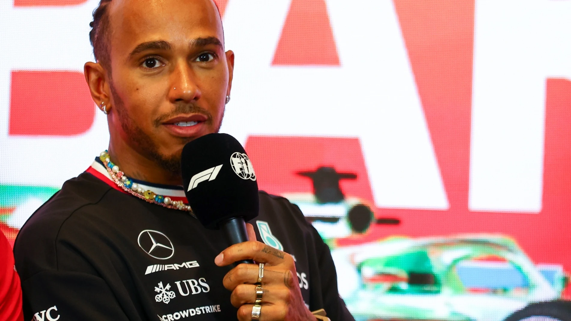 Lewis Hamilton, ante los medios