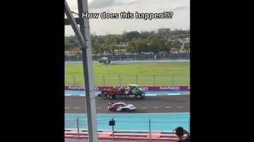 Una grúa se lleva el coche de Leclerc