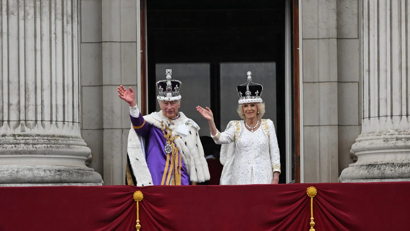 Histórica coronación de Carlos III con símbolos medievales y gestos de cambio Histórica coronación de Carlos III con símbolos medievales y gestos de cambio