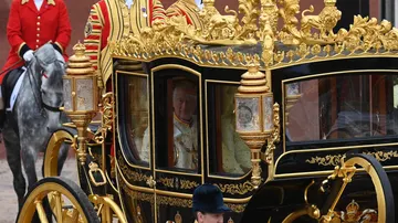 El Rey Carlos III de Gran Bretaña y la Reina consorte Camilla salen del Palacio de Buckingham hacia la Abadía de Westminster para su ceremonia de coronación en Londres, Gran Bretaña, 06 de mayo 2023. La comitiva del Rey en el coche de Estado del Jubileo de Diamante está acompañada por la Escolta Soberana de la Caballería Doméstica.
