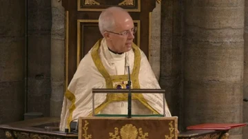 El arzobispo de Canterbury durante el sermón de la coronación