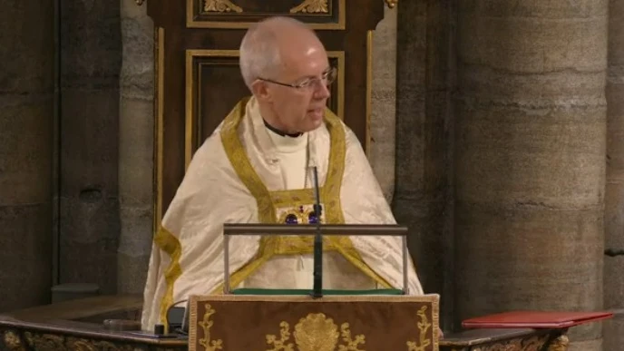 El arzobispo de Canterbury durante el sermón de la coronación