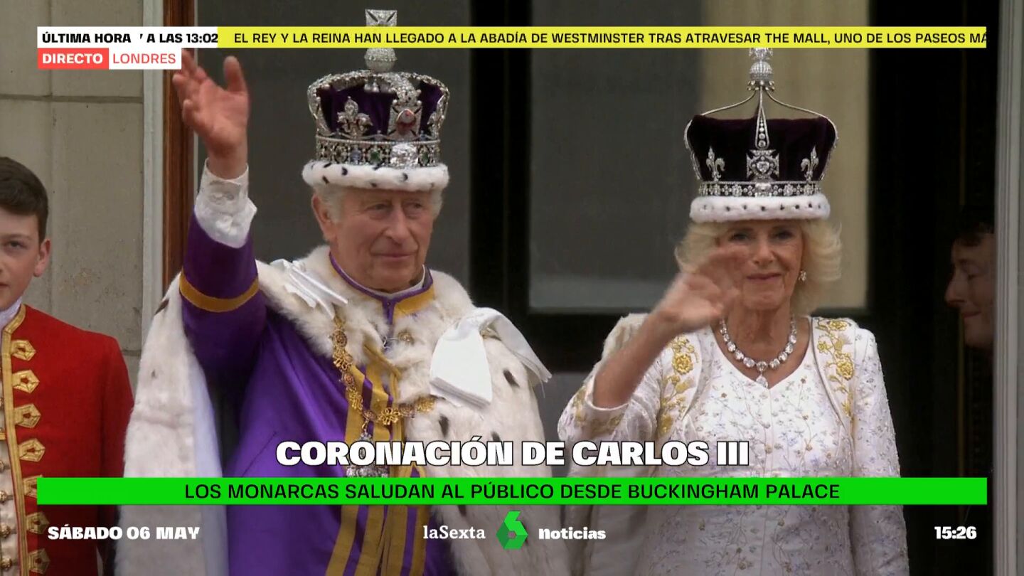 Saludo de la familia real británica desde el balcón.