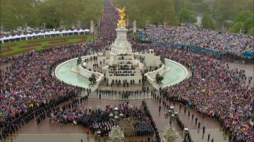  Expectación en Londres ante la coronación de Carlos III pese a la lluvia