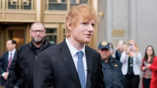 Ed Sheeran a la salida de un juicio por un presunto plagio en Nueva York del que ha salido absuelto. Ed Sheeran a la salida de un juicio por un presunto plagio en Nueva York del que ha salido absuelto.