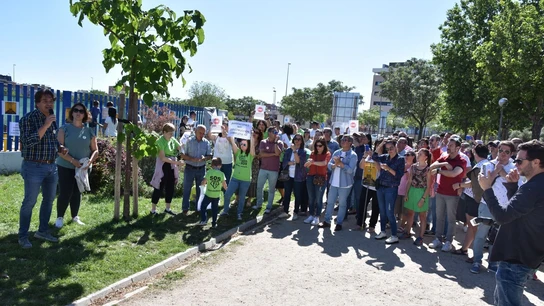 Unos 300 padres se manifiestan en el colegio Yvonne Blake de Fuenlabrada tras finalizar el encierro del fin de semana Unos 300 padres se manifiestan en el colegio Yvonne Blake de Fuenlabrada tras finalizar el encierro del fin de semana