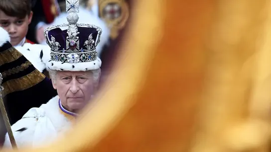 El Rey Carlos III de Gran Bretaña lleva la Corona del Estado Imperial después de su Coronación. El Rey Carlos III de Gran Bretaña lleva la Corona del Estado Imperial después de su Coronación.