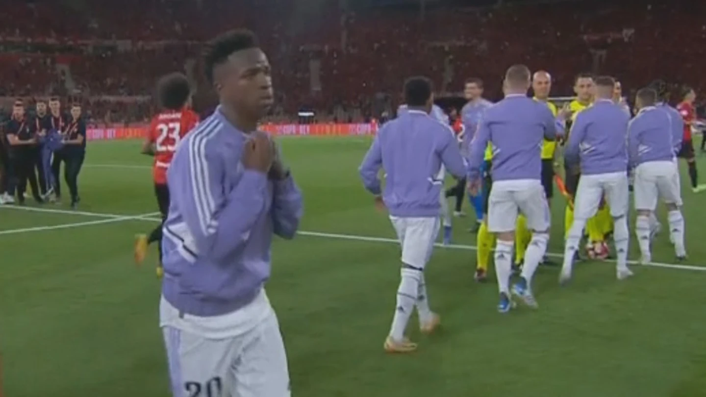 Vinicius se va sin saludar a los árbitros Vinicius se va sin saludar a los árbitros