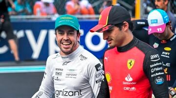 Fernando Alonso ríe con Carlos Sainz