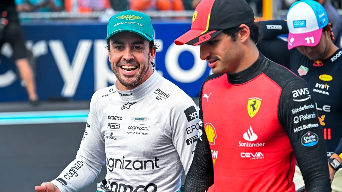 Fernando Alonso ríe con Carlos Sainz