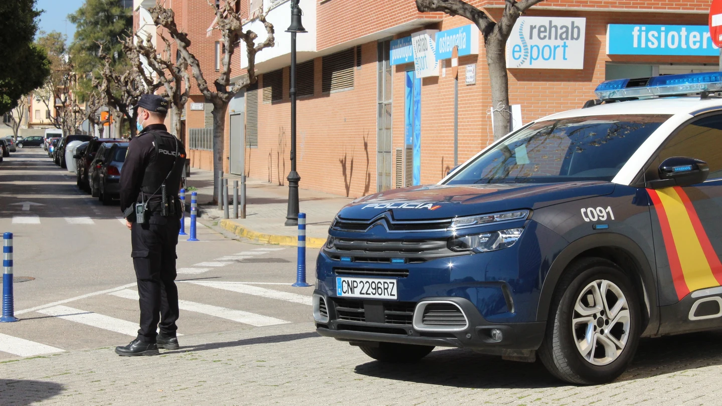 Imagen de archivo de un agente y un vehículo de la Policía Nacional Imagen de archivo de un agente y un vehículo de la Policía Nacional