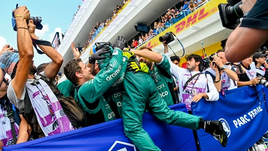 Fernando Alonso festeja con su equipo un podio Fernando Alonso festeja con su equipo un podio