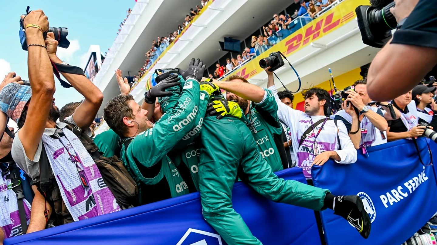 Fernando Alonso festeja con su equipo un podio Fernando Alonso festeja con su equipo un podio