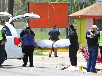 Los agentes investigan la escena del atropello mortal cerca del Centro Ozanam