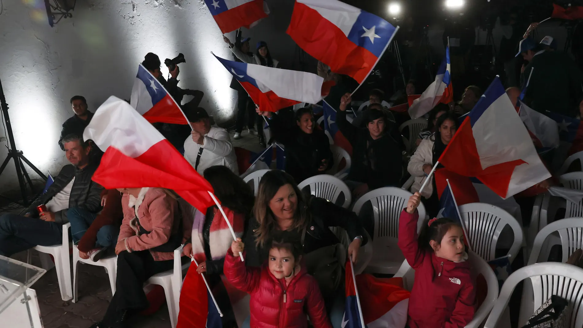 - Un grupo de personas se reúne en el comando del Partido Republicano en Santiago, Chile