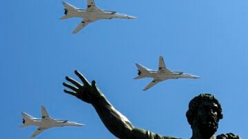 Imagen de archivo de cazas Tu-22M-3 rusos sobrevolando la Plaza Roja de Moscú durante un Día de la Victoria