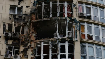 Un edificio de apartamentos de Kyiv dañado por los restos de un dron