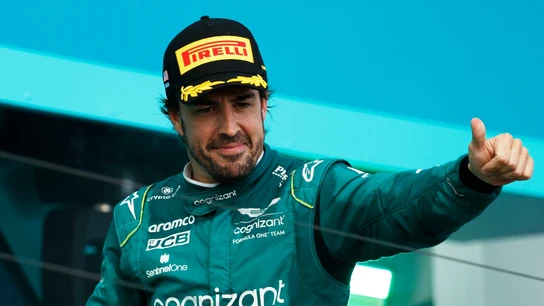 Fernando Alonso realiza un gesto de aprobación Fernando Alonso realiza un gesto de aprobación