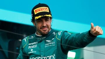 Fernando Alonso realiza un gesto de aprobación