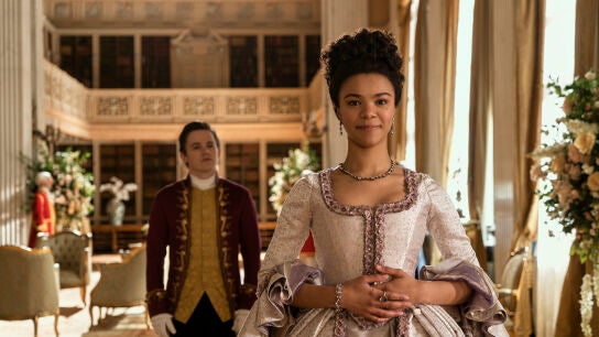  India Amarteifio como la joven reina Carlota en 'La reina Carlota: una historia de Los Bridgerton'.