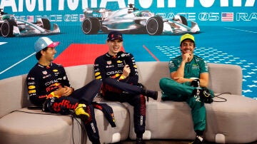 Sergio Pérez, Max Verstappen y Fernando Alonso
