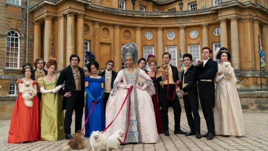 Golda Rosheuvel como la reina Carlota junto a su amplia familia en 'La reina Carlota: una historia de Los Bridgerton'.