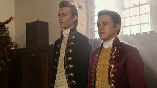 Freddie Dennis como Reynolds y Sam Clemmett como Brimsley de joven, secretarios del rey Jorge y la reina Carlota, respectivamente.