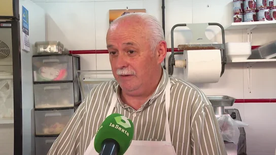 Un carnicero explica cómo le afecta la sequía de Doñana laSexta Columna visita Almonte, un pueblo cercanos a Doñana, donde ya notan las consecuencias de la sequía. Comerciantes de diferentes sectores explican en este vídeo cómo el problema en el campo ya afecta directamente a sus negocios.