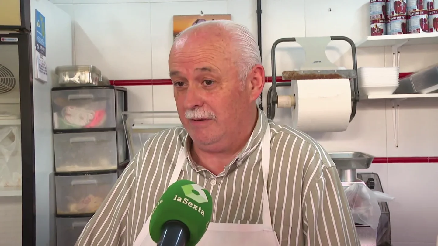 Un carnicero explica cómo le afecta la sequía de Doñana laSexta Columna visita Almonte, un pueblo cercanos a Doñana, donde ya notan las consecuencias de la sequía. Comerciantes de diferentes sectores explican en este vídeo cómo el problema en el campo ya afecta directamente a sus negocios.