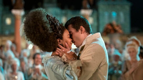 India Amarteifio y Corey Mylchreest dan vida a la reina Carlota y al rey Jorge de j&oacute;venes en 'La reina Carlota: una historia de Los Bridgerton'.