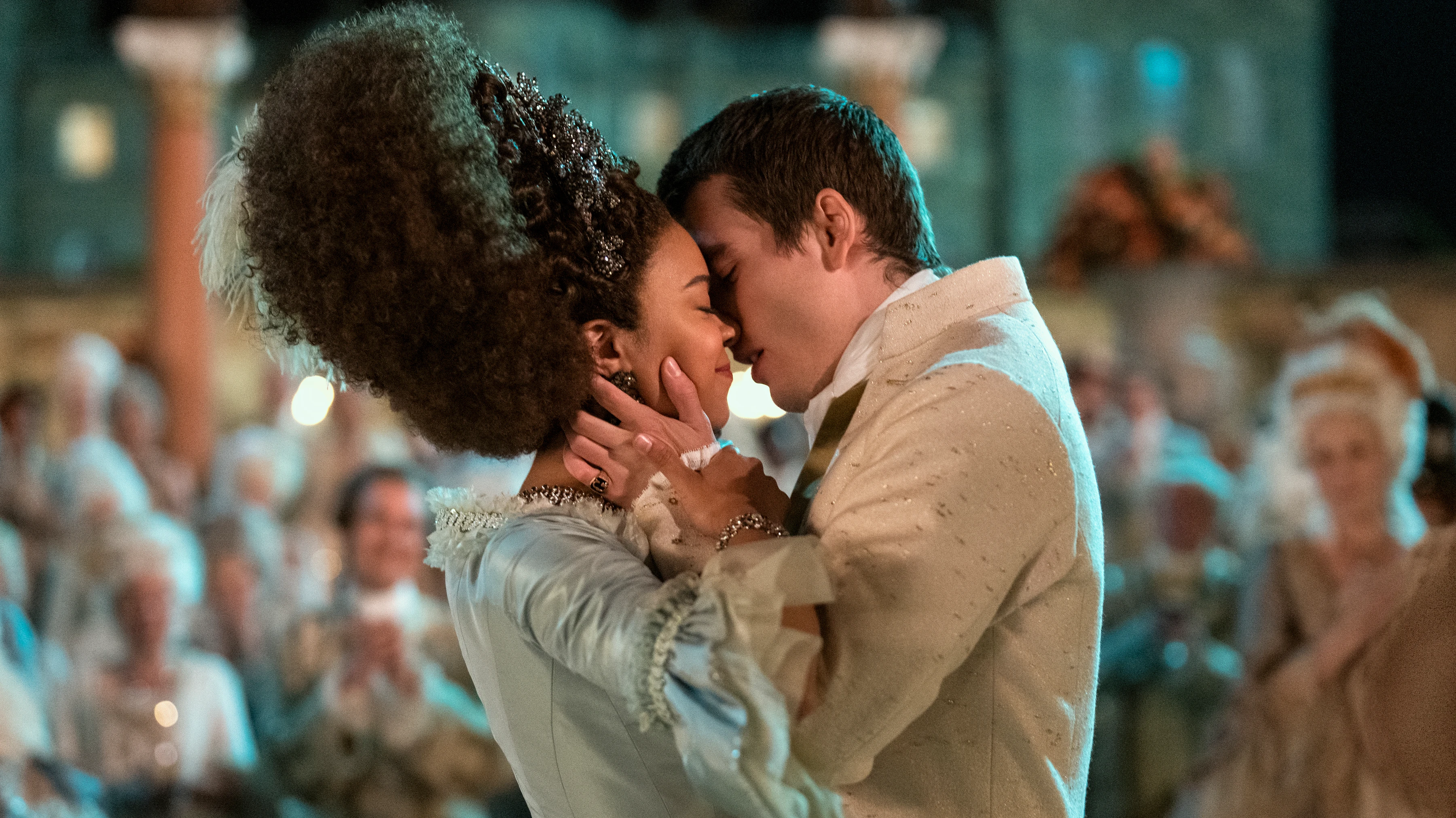 India Amarteifio y Corey Mylchreest dan vida a la reina Carlota y al rey Jorge de jóvenes en 'La reina Carlota: una historia de Los Bridgerton'.
