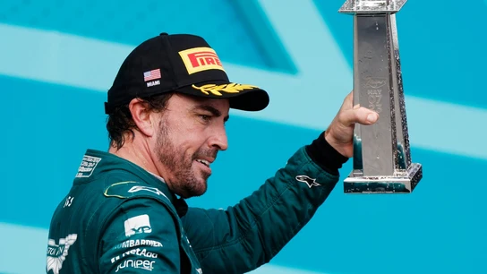 Alonso, con el trofeo de Miami Alonso, con el trofeo de Miami