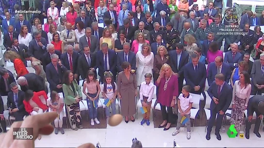 Vídeo manipulado - Tiran un huevo a Isabel Díaz Ayuso en pleno acto de Madrid Vídeo manipulado - Tiran un huevo a Isabel Díaz Ayuso en pleno acto de Madrid