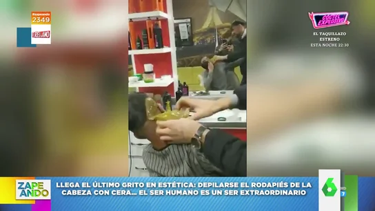 Los gritos de dolor de un joven al depilarse el rodapiés de la cabeza con cera Los gritos de dolor de un joven al depilarse el rodapiés de la cabeza con cera