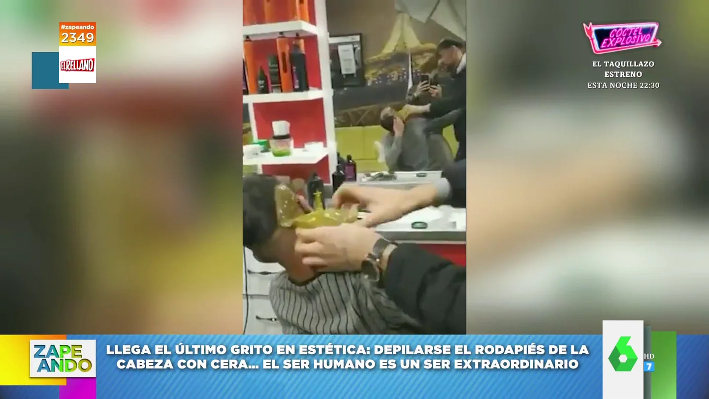 Los gritos de dolor de un joven al depilarse el rodapiés de la cabeza con cera Los gritos de dolor de un joven al depilarse el rodapiés de la cabeza con cera