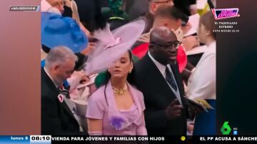 El viral de Katy Perry en la coronación de Carlos III: el cómico momento en el que no encuentra su sitio
