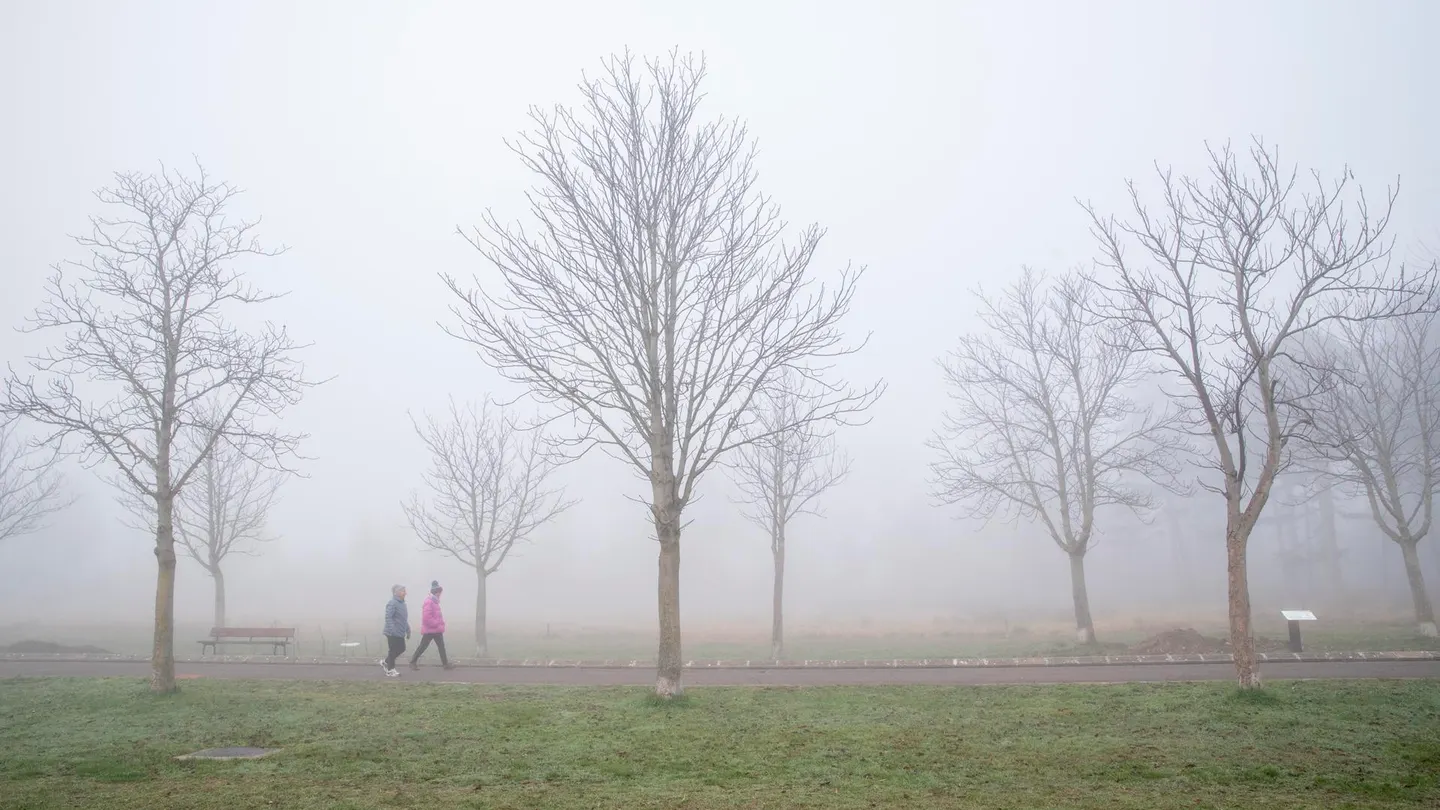 Imagen de archivo de dos mujeres paseando entre la niebla en Vitoria Imagen de archivo de dos mujeres paseando entre la niebla en Vitoria