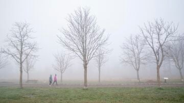 Imagen de archivo de dos mujeres paseando entre la niebla en Vitoria