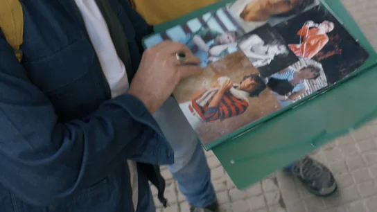 Albert Espinosa regala a Fernando Tejero la carpeta con fotos de Miguel Bosé que siempre quiso y nunca tuvo por miedo Albert Espinosa regala a Fernando Tejero la carpeta con fotos de Miguel Bosé que siempre quiso y nunca tuvo por miedo