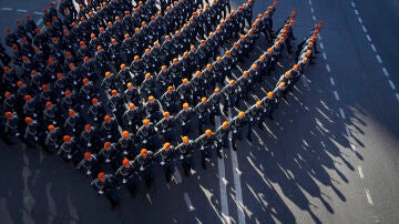 Soldados rusos marchan hacia la Plaza Roja de Moscú para el desfile del Día de la Victoria