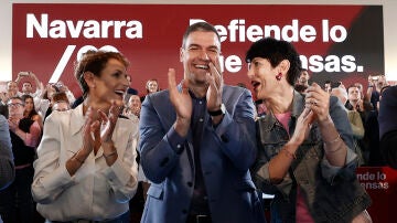 La presidenta de Navarra, María Chivite (izq.), junto a Pedro Sánchez y Elma Saiz, candidata a la alcaldía de Pamplona