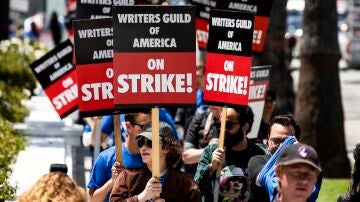 Varios guionistas de Hollywood durante una de las múltiples protestas a las puertas de los grandes estudios.