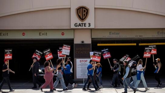 Una de las m&uacute;ltiples protestas de guionistas a las puertas de Warner Bros. Studios durante la huelga. 
