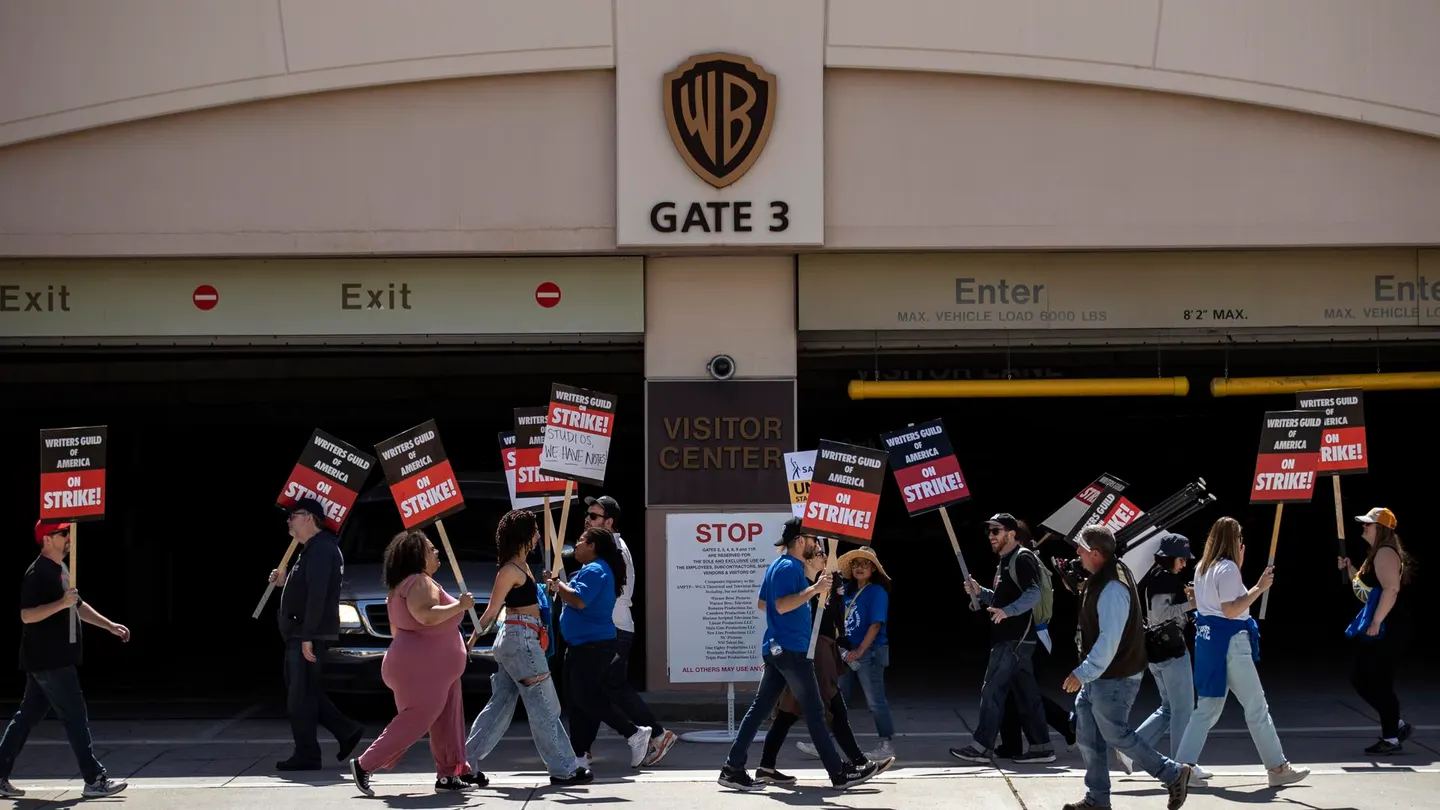 Una de las múltiples protestas de guionistas a las puertas de Warner Bros. Studios durante la huelga. Una de las múltiples protestas de guionistas a las puertas de Warner Bros. Studios durante la huelga.