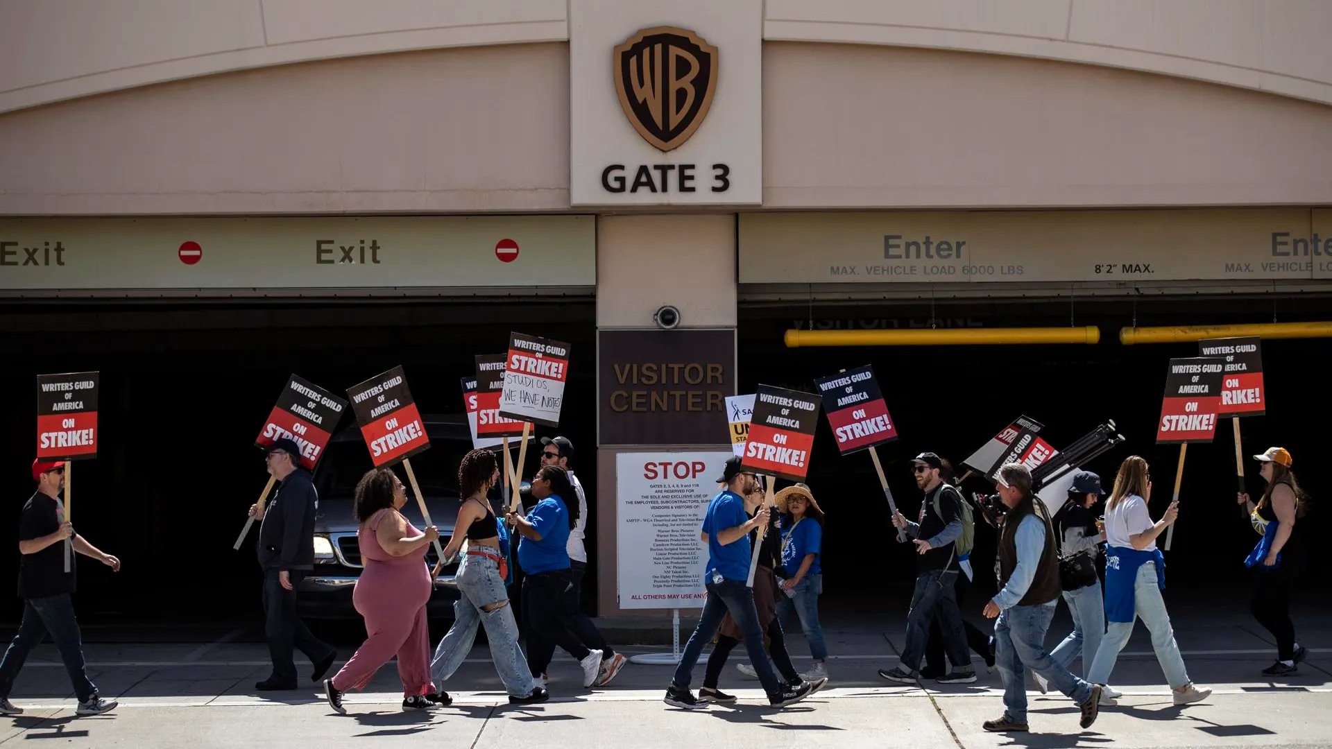 Una de las múltiples protestas de guionistas a las puertas de Warner Bros. Studios durante la huelga. 