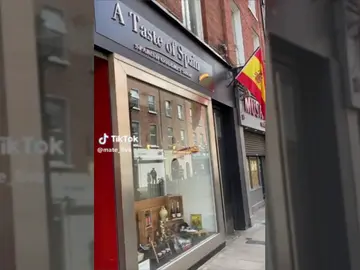 Unos españoles entran a una tienda de productos de España en Irlanda y alucinan con los precios: "Si quieres endeudarte..." Unos españoles entran a una tienda de productos de España en Irlanda y alucinan con los precios: "Si quieres endeudarte..."
