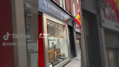 Unos españoles entran a una tienda de productos de España en Irlanda y alucinan con los precios: "Si quieres endeudarte..." Unos españoles entran a una tienda de productos de España en Irlanda y alucinan con los precios: "Si quieres endeudarte..."