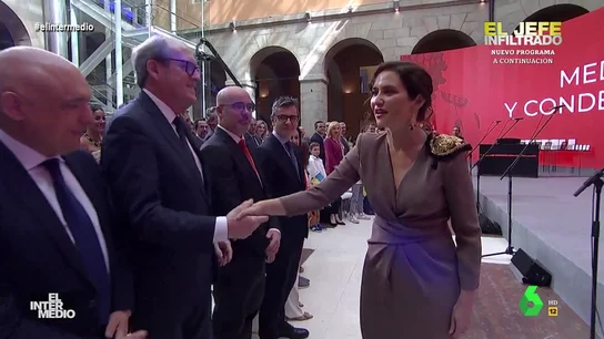 Vídeo manipulado - Isabel Díaz Ayuso llama a los políticos "señora" al saludarles en pleno acto Vídeo manipulado - Isabel Díaz Ayuso llama a los políticos "señora" al saludarles en pleno acto