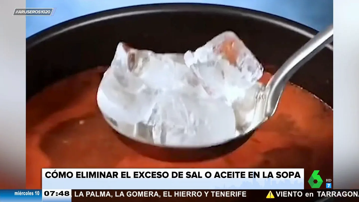 Elimina el exceso de sal o aceite de la sopa con una patata o hielo: 'consejito' de Angie Cárdenas Elimina el exceso de sal o aceite de la sopa con una patata o hielo: 'consejito' de Angie Cárdenas