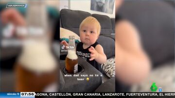 La tristeza de un niño pequeño cuando su padre le niega una cerveza: "Es El Sevilla en rubio"